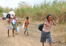 Despite Risk of Death, Thailand Sends Fleeing Myanmar Refugees Back Displaced people from Myanmar carry donated lunch boxes to their tents along the Thai side of the Moei River in Mae Sot, Thailand on Feb. 5, 2022. Photo: AP
