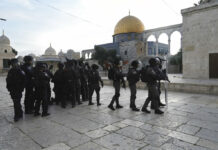 Israeli Police Storm Jerusalem Holy Site After Rock-throwing Israeli police deploy in the Al Aqsa Mosque compound in Jerusalem's Old City, Friday, April 22, 2022. Photo: Mahmoud Illean / AP