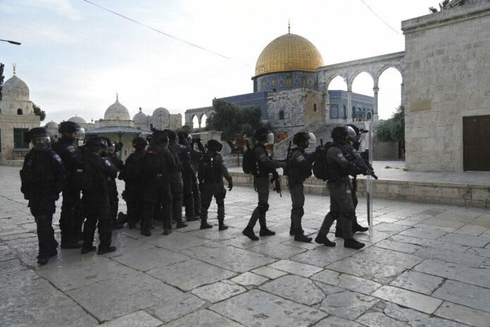 Israeli police deploy in the Al Aqsa Mosque compound in Jerusalem's Old City, Friday, April 22, 2022. Photo: Mahmoud Illean / AP