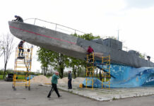 Official: US Gave Intel Before Ukraine Sank Russian Warship Municipal workers clean and paint a Soviet style torpedo boat preparing to celebrate 77 years of the victory in WWII in Mariupol, in territory under the government of the Donetsk People's Republic, eastern Ukraine, Thursday, May 5, 2022. Photo: AP