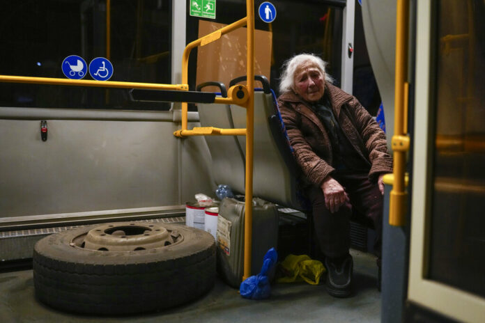 A woman who fled from the Azovstal steel plant in Mariupol waits in a bus to be processed upon her arrival to a reception center for displaced people in Zaporizhzhia, Ukraine, Sunday, May 8, 2022. Photo: Francisco Seco / AP