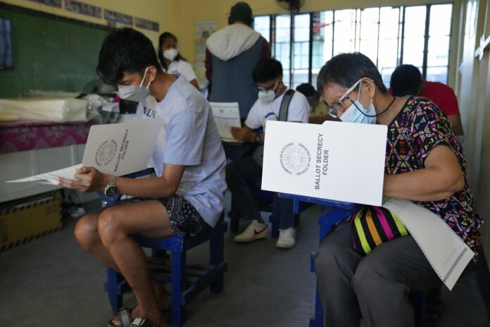 Voters cast their ballots on Monday, May 9, 2022, in Quezon City, Philippines. Photo: Aaron Favila / AP