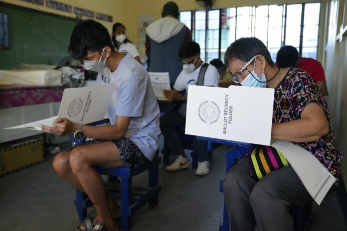 Voters cast their ballots on Monday, May 9, 2022, in Quezon City, Philippines. Photo: Aaron Favila / AP Voters cast their ballots on Monday, May 9, 2022, in Quezon City, Philippines. Photo: Aaron Favila / AP