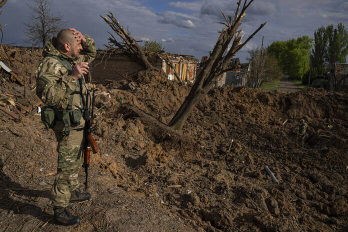 A Ukrainian serviceman inspects a site after an airstrike by Russian forces in Bahmut, Ukraine, Tuesday, May 10, 2022. Photo: Evgeniy Maloletka / AP