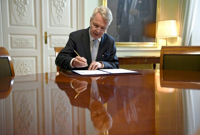 Finnish Foreign Minister Pekka Haavisto signs a petition for NATO membership application in Helsinki, Tuesday, May 17, 2022. Photo: Annti Aimo-Koivisto / Lehtikuva via AP