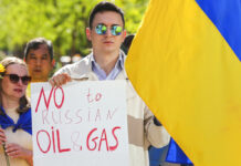 EU Leaders Agree to Ban 90% Of Russian Oil by Year-end Ukrainian demonstrators demand an embargo on Russian oil during a protest in front of EU institutions prior to an extraordinary meeting of EU leaders to discuss Ukraine, energy and food security at the Europa building in Brussels, Monday, May 30, 2022. Photo: Olivier Matthys / AP