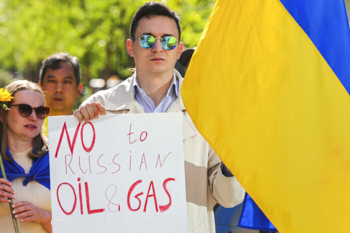 Ukrainian demonstrators demand an embargo on Russian oil during a protest in front of EU institutions prior to an extraordinary meeting of EU leaders to discuss Ukraine, energy and food security at the Europa building in Brussels, Monday, May 30, 2022. Photo: Olivier Matthys / AP