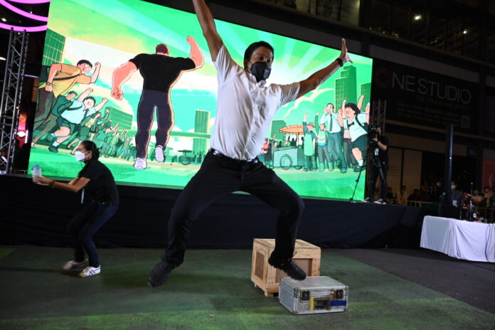 Chadchart Sittipunt celebrates after an unofficial vote count showed him winning the Bangkok gubernatorial election on May 22, 2022.