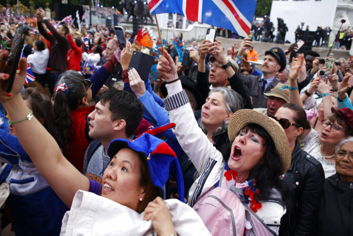 Crowds react as Britain's Queen Elizabeth II appears on the balcony of Buckingham Palace at the end of the Platinum Jubilee Pageant outside Buckingham Palace in London, Sunday June 5, 2022, on the last of four days of celebrations to mark the Platinum Jubilee. Photo: David Cliff / AP Crowds react as Britain's Queen Elizabeth II appears on the balcony of Buckingham Palace at the end of the Platinum Jubilee Pageant outside Buckingham Palace in London, Sunday June 5, 2022, on the last of four days of celebrations to mark the Platinum Jubilee. Photo: David Cliff / AP
