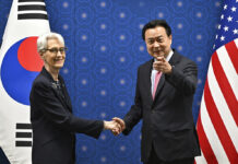 US Official Vows ‘Forceful Response’ if N. Korea Tests Nuke South Korea's First Vice Foreign Minister Cho Hyun-dong, right, shakes hands with U.S. Deputy Secretary of State Wendy Sherman during their meeting at the Foreign Ministry in Seoul Tuesday, June 7, 2022. Photo: Jung Yeon-je / Pool Photo via AP