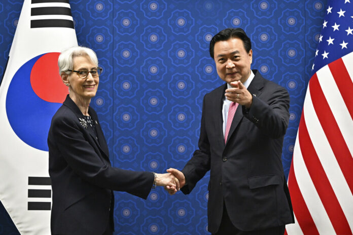 South Korea's First Vice Foreign Minister Cho Hyun-dong, right, shakes hands with U.S. Deputy Secretary of State Wendy Sherman during their meeting at the Foreign Ministry in Seoul Tuesday, June 7, 2022. Photo: Jung Yeon-je / Pool Photo via AP