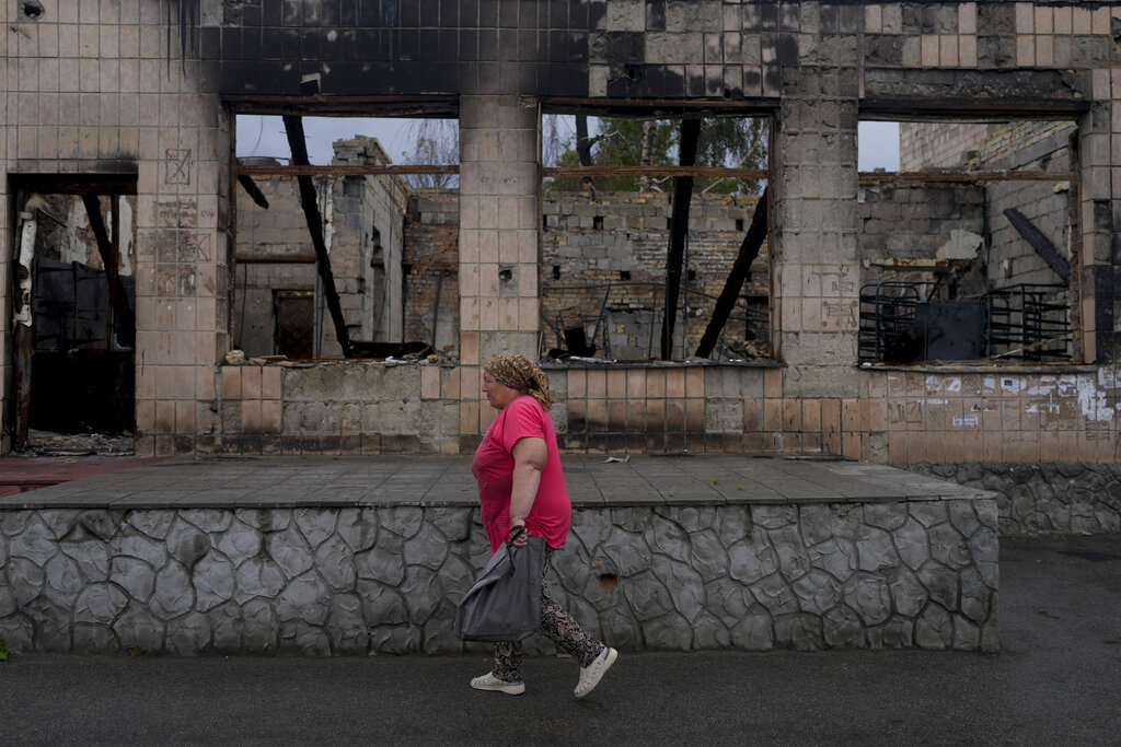 A woman heads to the market in Makariv, on the outskirts of Kyiv, Ukraine, Tuesday, June 14, 2022. Photo: Natacha Pisarenko / AP