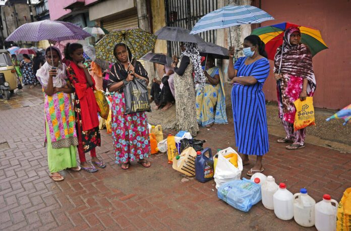 Women wait in a queue to buy kerosene in in Colombo, Sri Lanka, Saturday, June 11, 2022. Photo: Eranga Jayawardena / AP