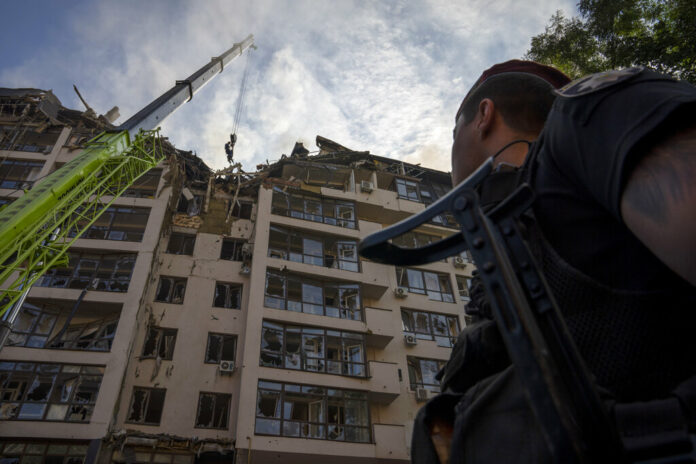 Servicemen work at the scene at a residential building following explosions, in Kyiv, Ukraine, Sunday, June 26, 2022. Photo: Nariman El-Mofty / AP