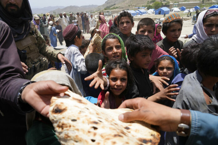 Afghans receive aid at a camp after an earthquake in Gayan district in Paktika province, Afghanistan, Sunday, June 26, 2022. Photo: Ebrahim Nooroozi / AP