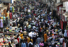 UN Projects World Population Will Reach 8 Billion on Nov. 15 FILE - Indians wearing face masks as a precaution against the COVID-19, crowd a market, in Mumbai, India, on Jan. 7, 2022. Photo: Rajanish Kakade / AP File