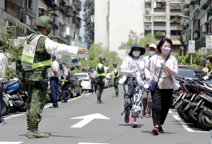 People are guided by Taiwan's soldiers to a basement shelter during the Wanan air raid drill in Taipei, Taiwan, Monday, July 25, 2022. Photo: Chiang Ying-ying / AP