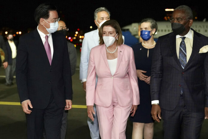 In this photo released by the Taiwan Ministry of Foreign Affairs, U.S. House Speaker Nancy Pelosi, center, arrives in Taipei, Taiwan, Tuesday, Aug. 2, 2022. Photo: Taiwan Ministry of Foreign Affairs via AP
