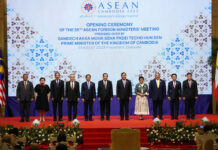 SE Asia Urges US, China To Avoid Provocation Over Taiwan From left to right; Malaysian Foreign Minister Saifuddin Abdullah, Philippines Foreign Affairs acting Undersecretary Theresa Lazaro, Singapore Foreign Minister Vivian Balakrishnan, Thailand's Foreign Minister Don Pramudwinai, Vietnam Foreign Minister But Thanh Son, Cambodia's Prime Minister Hun Sen, Cambodia's Foreign Minister Peak Sokhonn, Indonesia's Foreign Minister Retno Marsudi, Brunei Second Minister of Foreign Affair Erywan Yusof, Laos Foreign Minister Saleumxay Kommasith, and Secretary-General of ASEAN Lim Jock Hoi poses for a group photograph during the opening for the 55th ASEAN Foreign Ministers' Meeting (55th AMM) in Phnom Penh, Cambodia, Wednesday, Aug. 3, 2022. Photo: Heng Sinith / AP