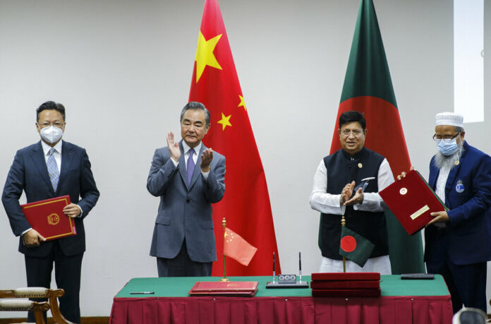 Chinese Foreign Minister Wang Yi, center left, and his Bangladeshi counterpart A.K. Abdul Momen applaud as both countries sign agreements in Dhaka, Bangladesh, Sunday, Aug.7, 2022. Photo: Mahmud Hossain Opu / AP Chinese Foreign Minister Wang Yi, center left, and his Bangladeshi counterpart A.K. Abdul Momen applaud as both countries sign agreements in Dhaka, Bangladesh, Sunday, Aug.7, 2022. Photo: Mahmud Hossain Opu / AP
