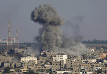 Cease-fire Between Palestinians, Israel Takes Effect in Gaza Smoke rises after Israeli airstrikes on a residential building in Gaza, Sunday, Aug. 7, 2022. Photo: Adel Hana / AP
