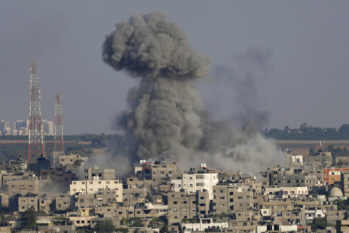 Smoke rises after Israeli airstrikes on a residential building in Gaza, Sunday, Aug. 7, 2022. Photo: Adel Hana / AP