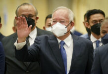 Malaysia Ex-PM Begins Final Bid To Toss Out Graft Conviction Former Malaysian Prime Minister Najib Razak, center, wearing a face mask arrives at Court of Appeal in Putrajaya, Malaysia, Monday, Aug. 15, 2022. Photo: Vincent Thian / AP