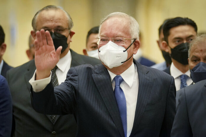 Former Malaysian Prime Minister Najib Razak, center, wearing a face mask arrives at Court of Appeal in Putrajaya, Malaysia, Monday, Aug. 15, 2022. Photo: Vincent Thian / AP