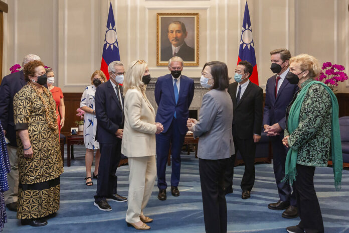 In this photo released by the Taiwan Presidential Office, Taiwan's President Tsai Ing-wen chat with the members of a delegation of U.S. Congress during a meeting at the Presidential Office in Taipei, Taiwan on Monday, Aug. 15, 2022. Photo: Taiwan Presidential Office via AP