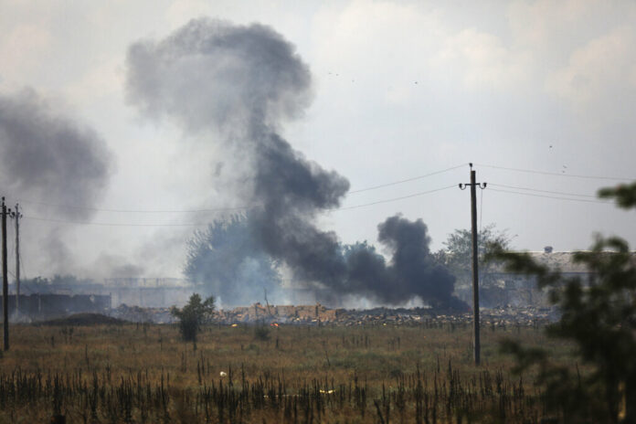 Smoke rises over the site of explosion at an ammunition storage of Russian army near the village of Mayskoye, Crimea, Tuesday, Aug. 16, 2022. Photo: AP