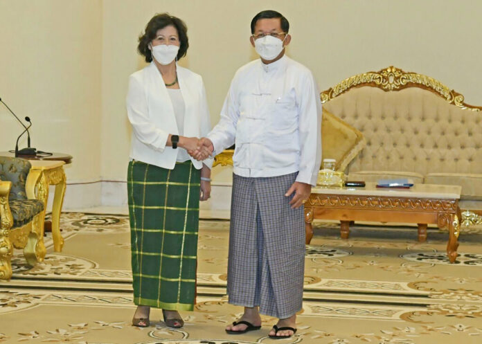 In this image provided by the Military True News Information Team, United Nations special envoy Noeleen Heyzer, left, and State Administration Council Chairman Senior Gen. Min Aung Hlaing shake hands Wednesday, Aug. 17, 2022, in Naypyitaw, Myanmar. Photo: Myanmar True News Information Team via AP