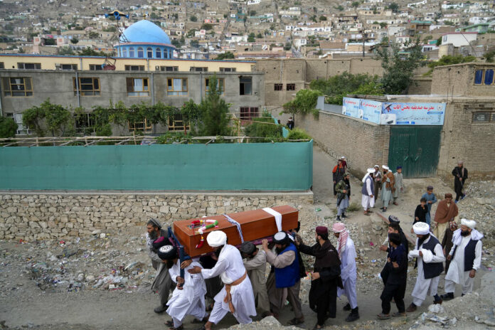 Mourners carry the body of a victim of a mosque bombing in Kabul, Afghanistan, Thursday, Aug. 18. 2022. Photo: Ebrahim Noroozi / AP