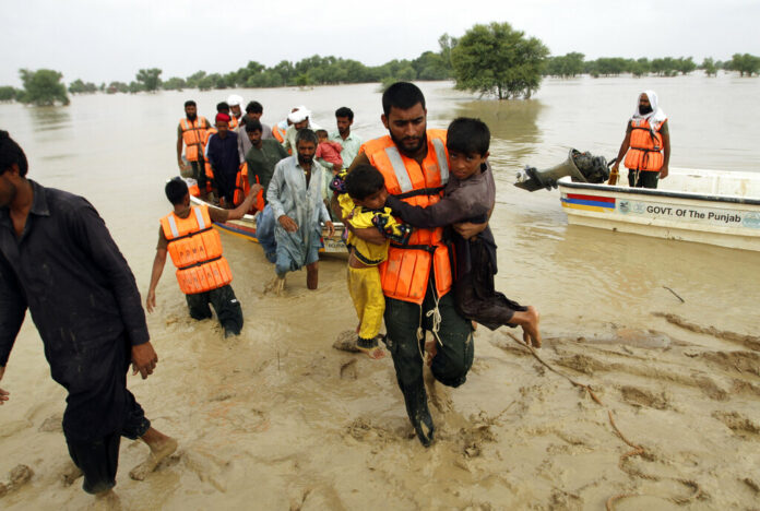 Army troops evacuate people from a flood-hit area in Rajanpur, district of Punjab, Pakistan, Saturday, Aug. 27, 2022. Photo: Asim Tanveer / AP