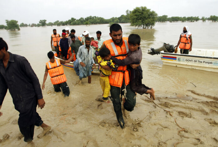 Army troops evacuate people from a flood-hit area in Rajanpur, district of Punjab, Pakistan, Saturday, Aug. 27, 2022. Photo: Asim Tanveer / AP Army troops evacuate people from a flood-hit area in Rajanpur, district of Punjab, Pakistan, Saturday, Aug. 27, 2022. Photo: Asim Tanveer / AP