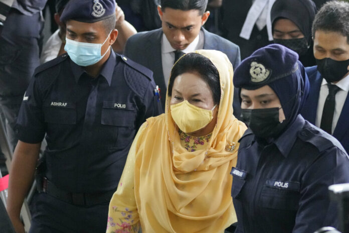Rosmah Mansor, center, wife of former Malaysian Prime Minister Najib Razak, arrives at Kuala Lumpur High Court in Kuala Lumpur, Thursday, Sept. 1, 2022. Photo: Vincent Thian / AP