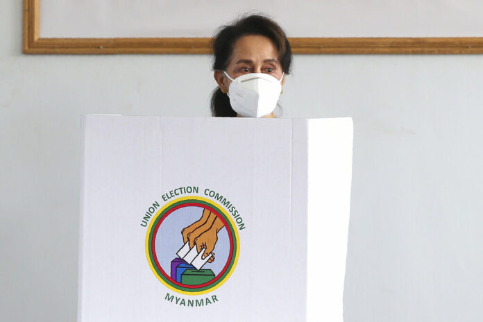 FILE - Myanmar's leader Aung San Suu Kyi makes an early voting for upcoming Nov. 8 general election at Union Election Commission office in Naypyitaw, Myanmar, on Oct. 29, 2020. Photo: Aung Shine Oo / AP File