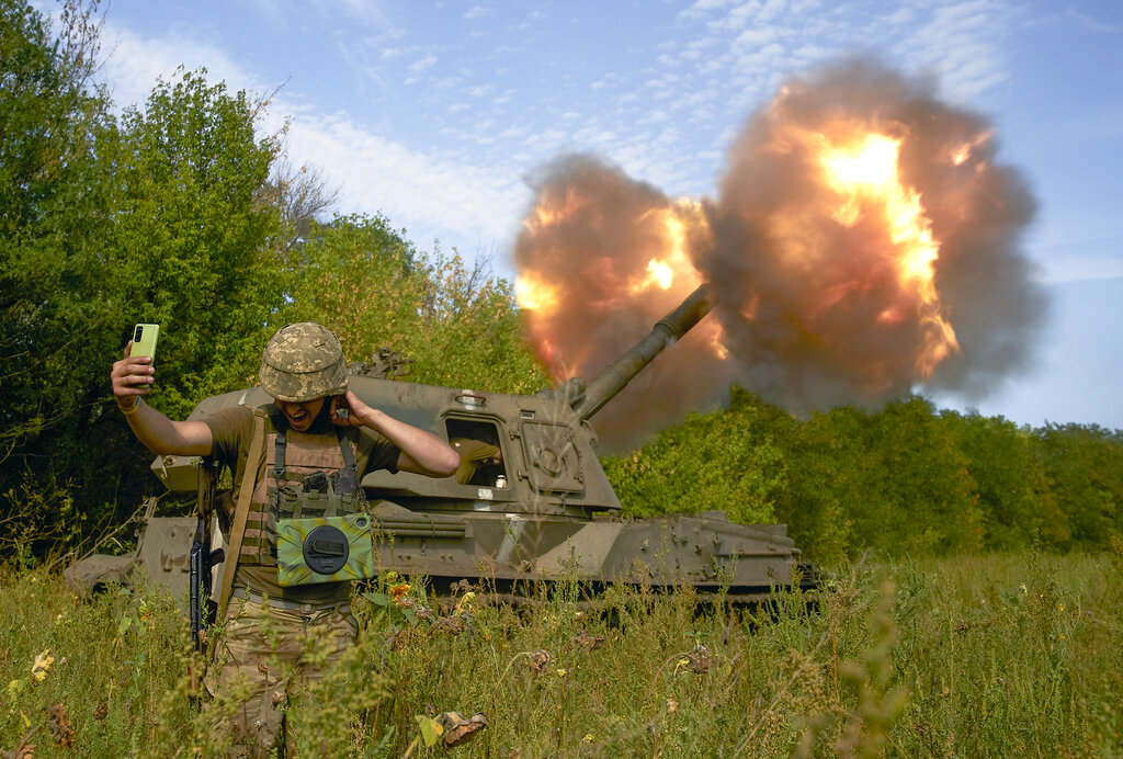 A Ukrainian soldier takes a selfie as an artillery system fires in the front line in Donetsk region, eastern Ukraine, Saturday, Sept. 3, 2022. Photo: Kostiantyn Liberov / AP