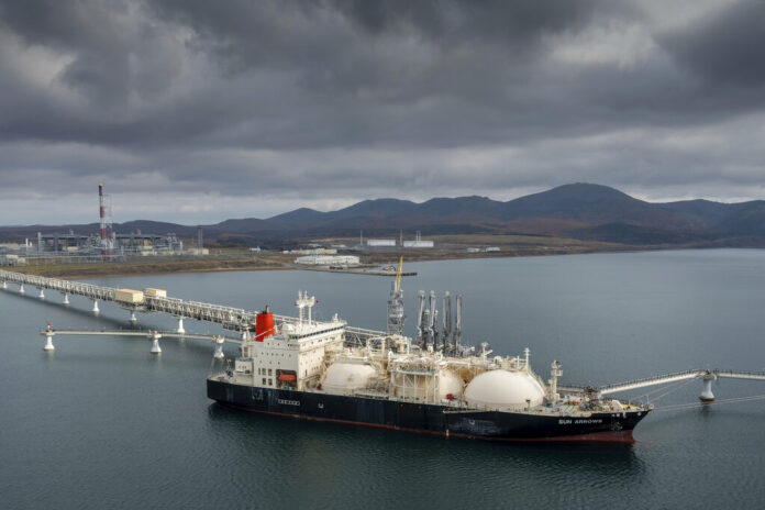 FILE - The tanker Sun Arrows loads its cargo of liquefied natural gas from the Sakhalin-2 project in the port of Prigorodnoye, Russia, on Friday, Oct. 29, 2021. Photo: AP File FILE - The tanker Sun Arrows loads its cargo of liquefied natural gas from the Sakhalin-2 project in the port of Prigorodnoye, Russia, on Friday, Oct. 29, 2021. Photo: AP File