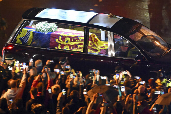 The coffin of Queen Elizabeth II in the royal hearse travels to Buckingham Palace in London, Tuesday Sept. 13, 2022. Photo: Marco Bertorello / Pool via AP