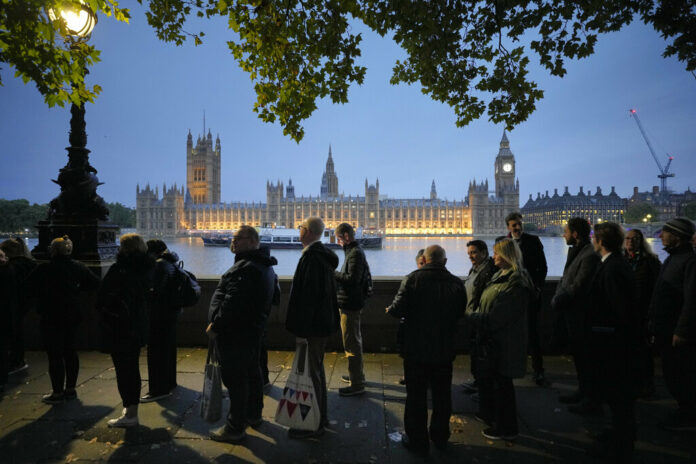 People queue to pay their respect to the late Queen Elizabeth II during the Lying-in State, at Westminster Hall in London, Thursday, Sept. 15, 2022. Photo: Markus Schreiber / AP