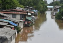 Opinion: The Poor Are Getting Poorer and That’s a Ticking Time Bomb A slum along Khlong Prem Prachakon in Bangkok on Sept. 10, 2022.