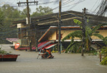 Heavy Rain Swells Rivers, Causing Floods in Much of Thailand Residents paddle through floodwaters in Ubon Ratchathani province, northeastern Thailand, Monday, Oct. 3, 2022. Photo: Nava Sangthong / AP