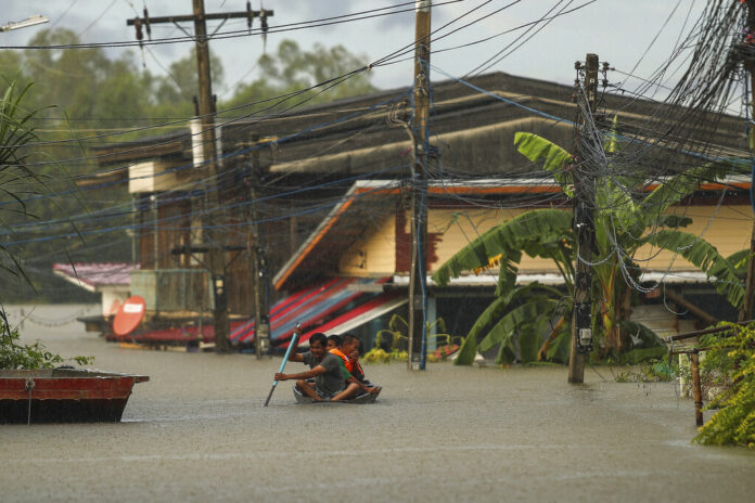 Residents paddle through floodwaters in Ubon Ratchathani province, northeastern Thailand, Monday, Oct. 3, 2022. Photo: Nava Sangthong / AP