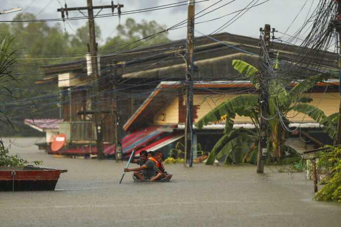 Residents paddle through floodwaters in Ubon Ratchathani province, northeastern Thailand, Monday, Oct. 3, 2022. Photo: Nava Sangthong / AP Residents paddle through floodwaters in Ubon Ratchathani province, northeastern Thailand, Monday, Oct. 3, 2022. Photo: Nava Sangthong / AP