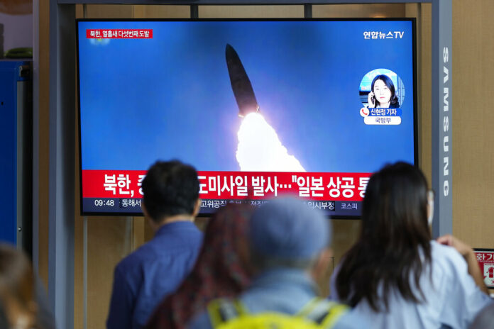 A TV screen showing a news program reporting about North Korea's missile launch with file footage, is seen at the Seoul Railway Station in Seoul, South Korea, Tuesday, Oct. 4, 2022. Photo: Lee Jin-man / AP