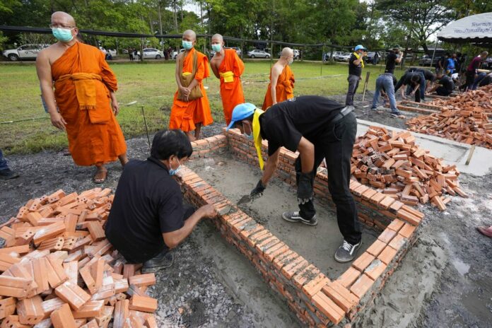 Buddhist monks oversee the making of cremation furnaces at Wat Rat Samakee temple in Uthai Sawan, northeastern Thailand, Monday, Oct. 10, 2022. Photo: Sakchai Lalit / AP
