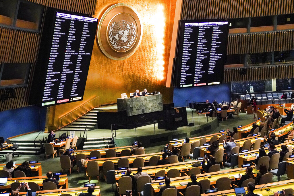 Video monitors show member nation vote in the United Nations General Assembly in favor of a resolution condemning Russia's illegal referendum in Ukraine, Wednesday Oct. 12, 2022 at U.N. headquarters. Photo: Bebeto Matthews / AP