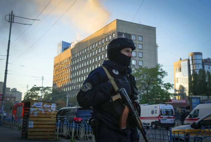 Police block the perimeter at the scene of Russian shelling in Kyiv, Ukraine, Monday, Oct. 17, 2022, after some explosions rocked Kyiv in the early morning. Photo: Efrem Lukatsky / AP