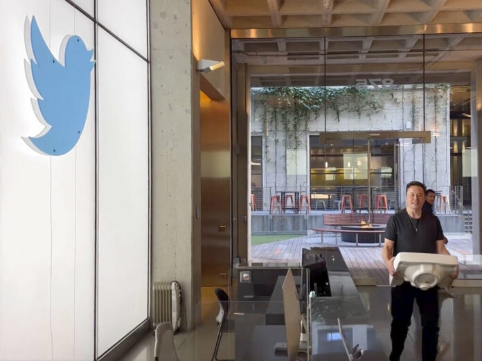 This image from the Twitter page of Elon Musk shows Musk entering Twitter headquarters carrying a sink through the lobby area on Wednesday, Oct. 26, 2022 in San Francisco. Photo: Twitter page of Elon Musk via AP