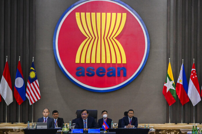 In this photo released by Indonesian Ministry of Foreign Affairs, Cambodian Foreign Minister Prak Sokhonn, center, speaks during the special meeting of Southeast Asian foreign ministers at the Association of Southeast Asian Nations (ASEAN) Secretariat in Jakarta, Indonesia, Thursday, Oct. 27, 2022. Photo: Galih Pradipta, Indonesian Ministry of Foreign Affairs via AP